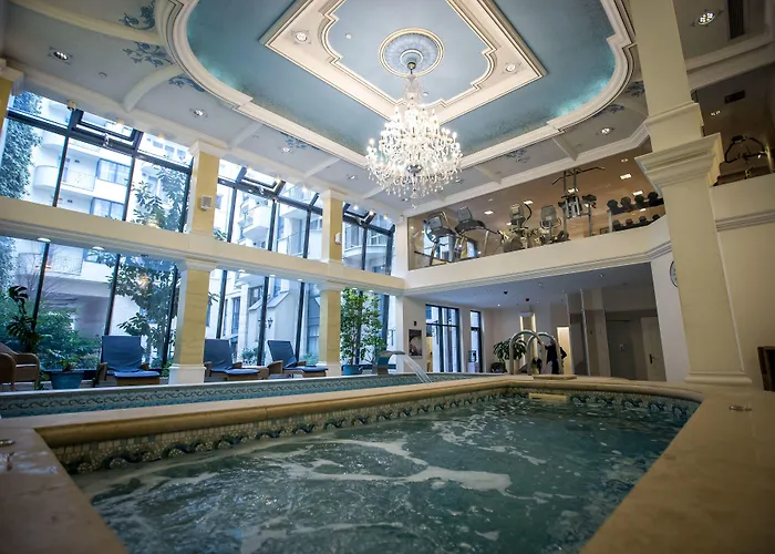 Queen's Court & Hotel Budapest