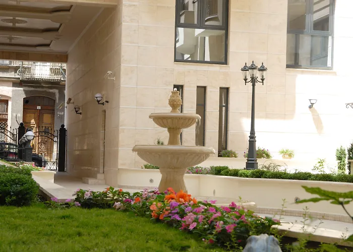 Hotel Queen's Court &