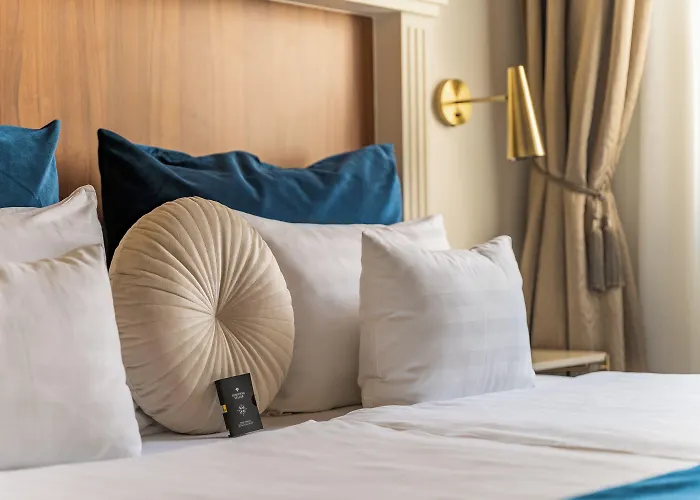 Hotel Queen's Court & 5*