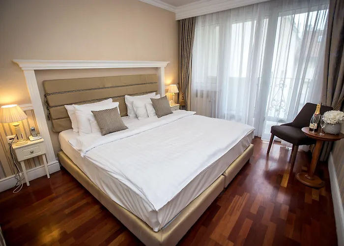 Queen's Court & 5* Budapest
